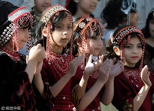 girls in their traditional attire in Yemen