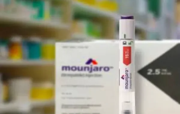 Mounjaro (Tirzepatide) Injection Pen for Diabetes Management Mounjaro pre-filled injection pen, with the Mounjaro packaging box visible in the blurred background, representing treatment for type 2 diabetes.