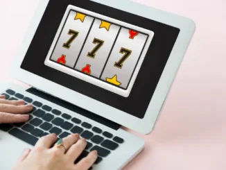 An illustration of a classic slot machine with triple sevens on the reels and gold coins with dollar signs falling around it, representing a jackpot win in online slots.