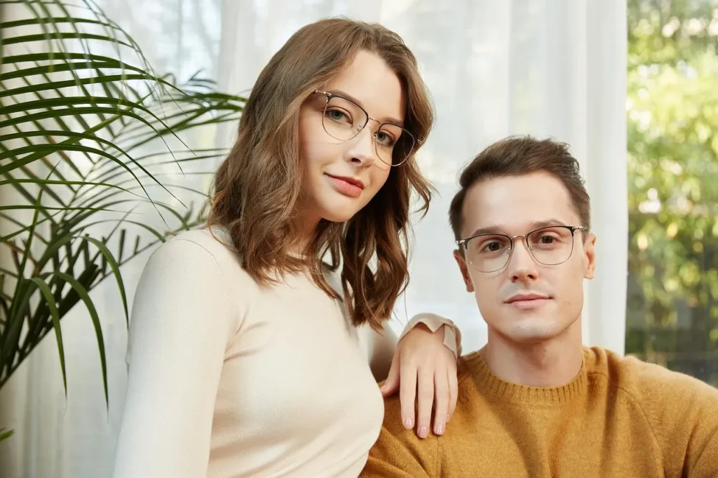 Thick Glasses vs. Half-Frame Glasses: Exploring Two Distinct Eyewear Styles